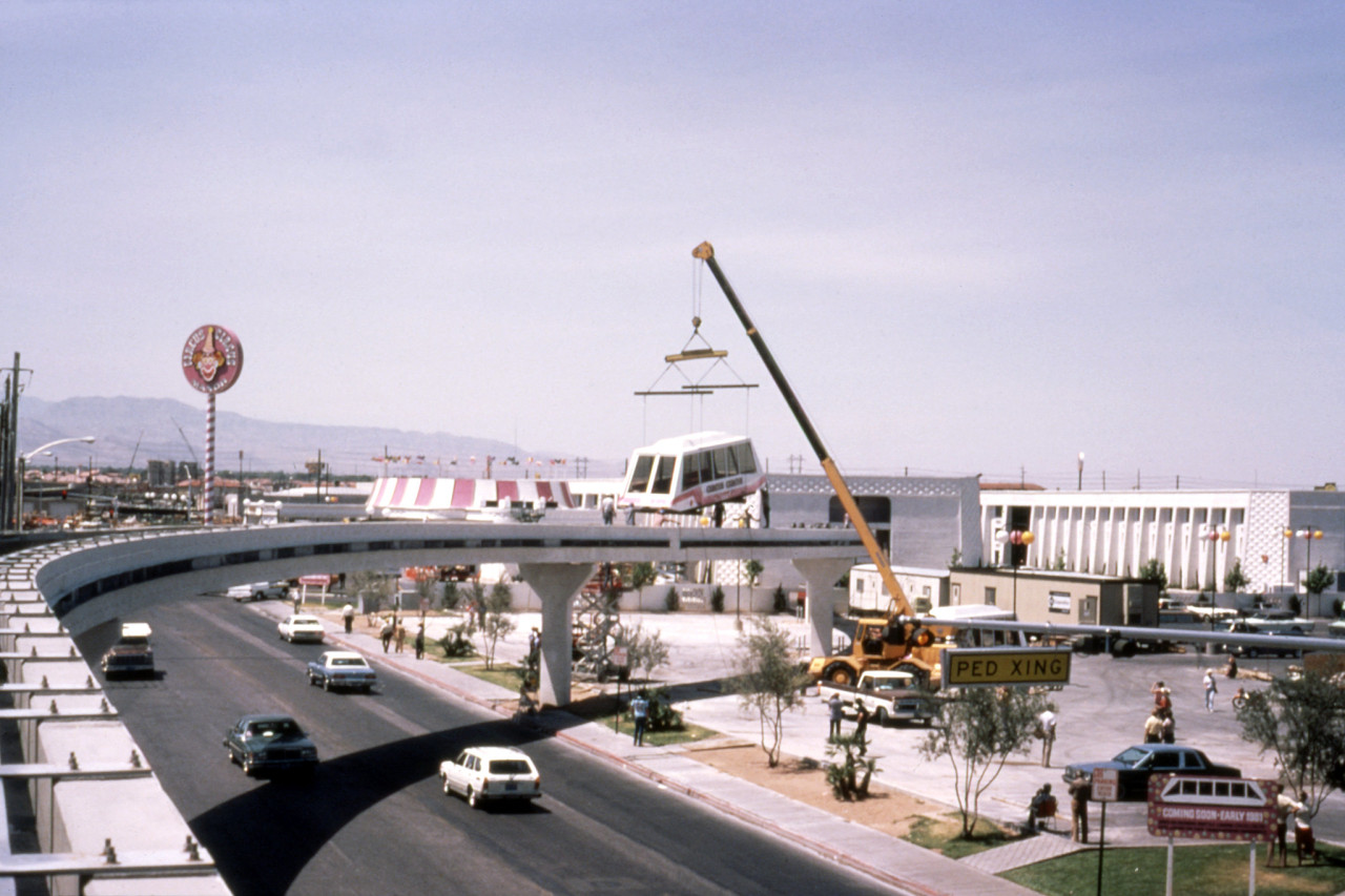 Circus Circus Sky Shuttle opens in 1981