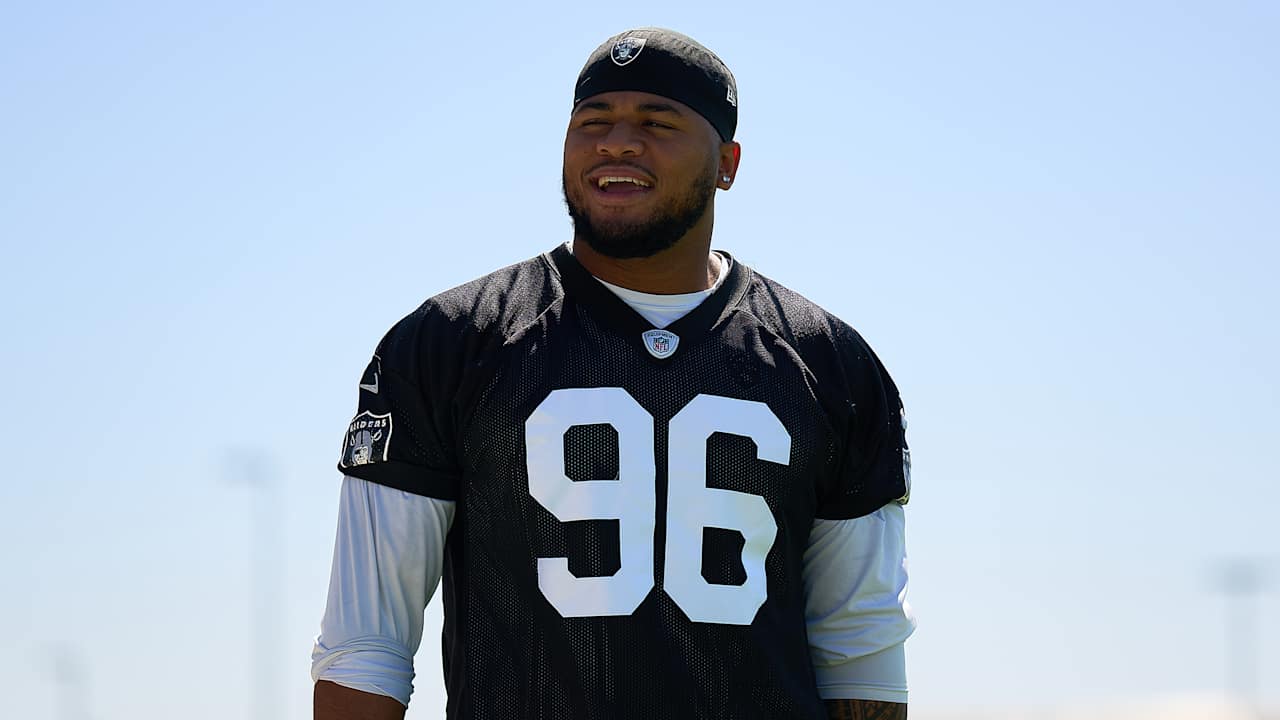 Jonah Laulu returns to his roots by hosting youth football camp at his alma mater in Las Vegas